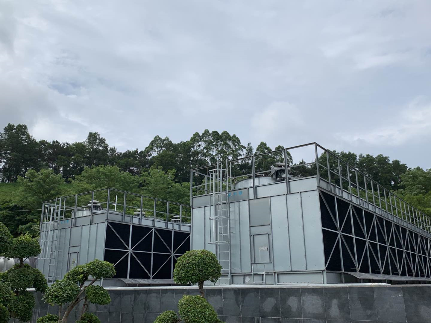 開式冷卻塔集水盤出現結冰的原因及處理方法(冷卻塔